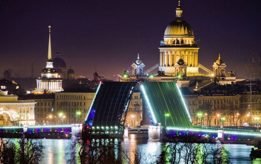 Veduta del centro storico di San Pietroburgo lungo il fiume Neva