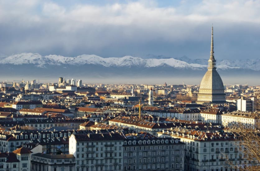 La Mole Antonelliana e i tetti di Torino con le Alpi sullo sfondo