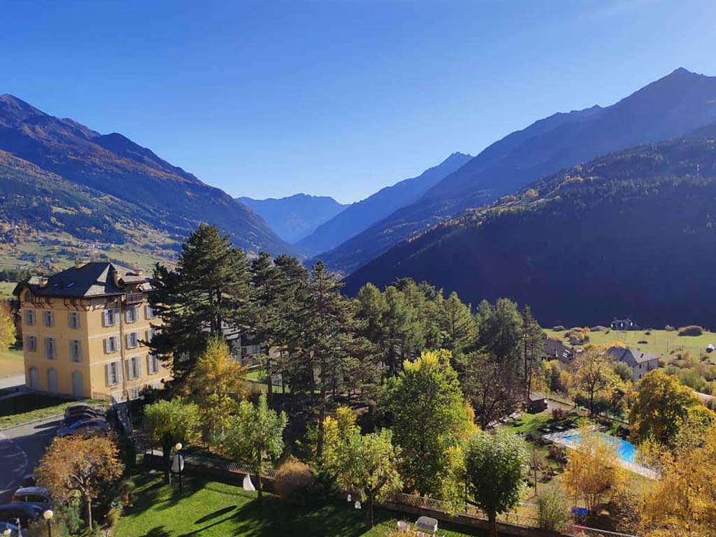 Il centro di Bormio in Valtellina circondato dalle cime alpine