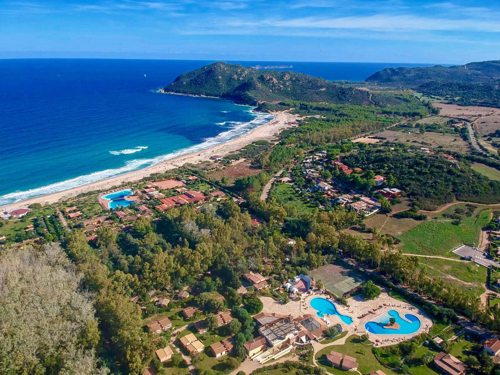 La spiaggia bianca di Costa Rei in Sardegna bagnata dal mare cristallino