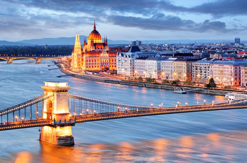Il Parlamento di Budapest illuminato lungo le rive del Danubio