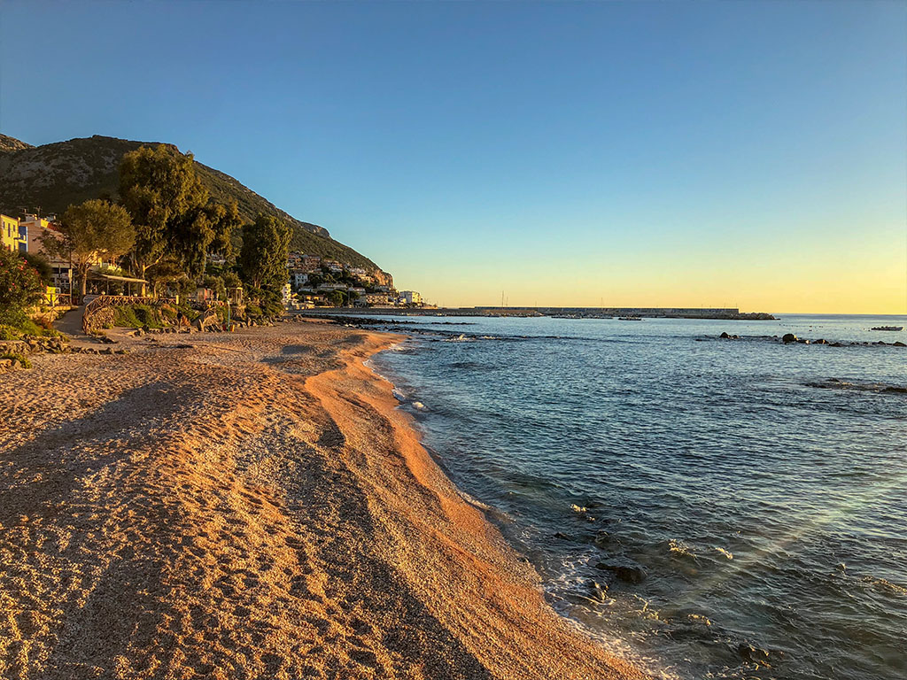 Le acque cristalline e le calette rocciose di Cala Gonone in Sardegna