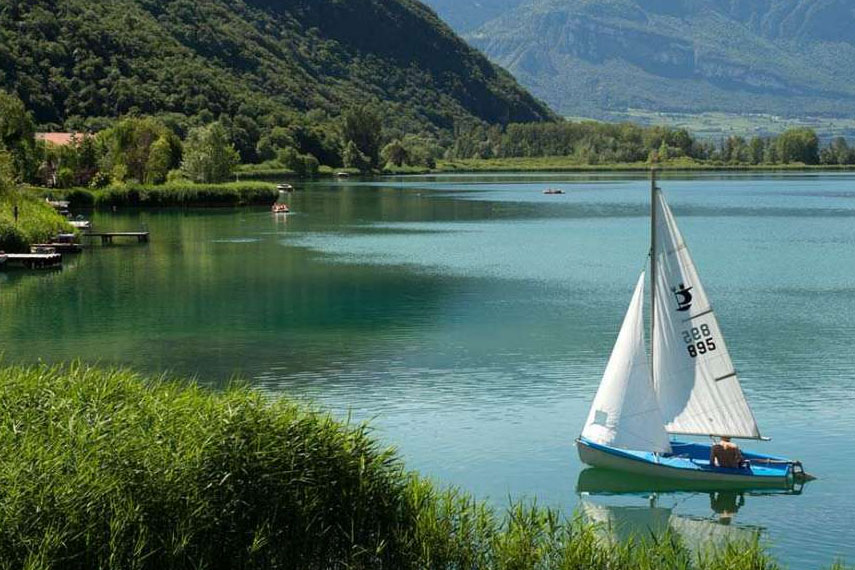 Veduta panoramica di un lago italiano circondato dal verde e dalle montagne