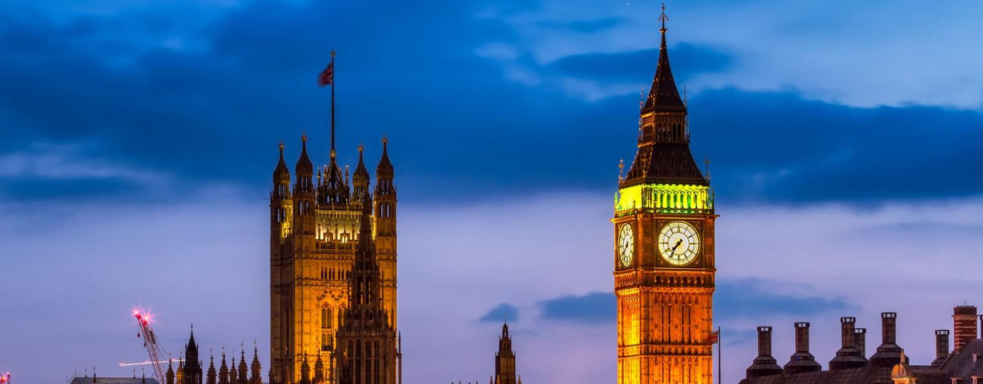 Il Big Ben e il Palazzo di Westminster lungo il Tamigi a Londra