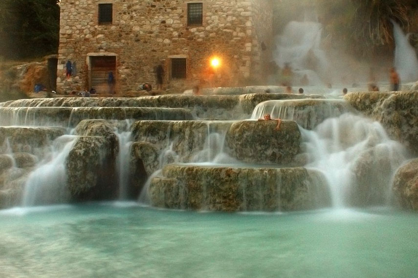Vasche di acqua termale fumante di uno stabilimento di terme in Italia
