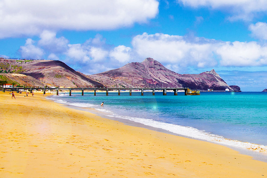 Spiaggia con acqua cristallina e costa rocciosa di un'isola europea