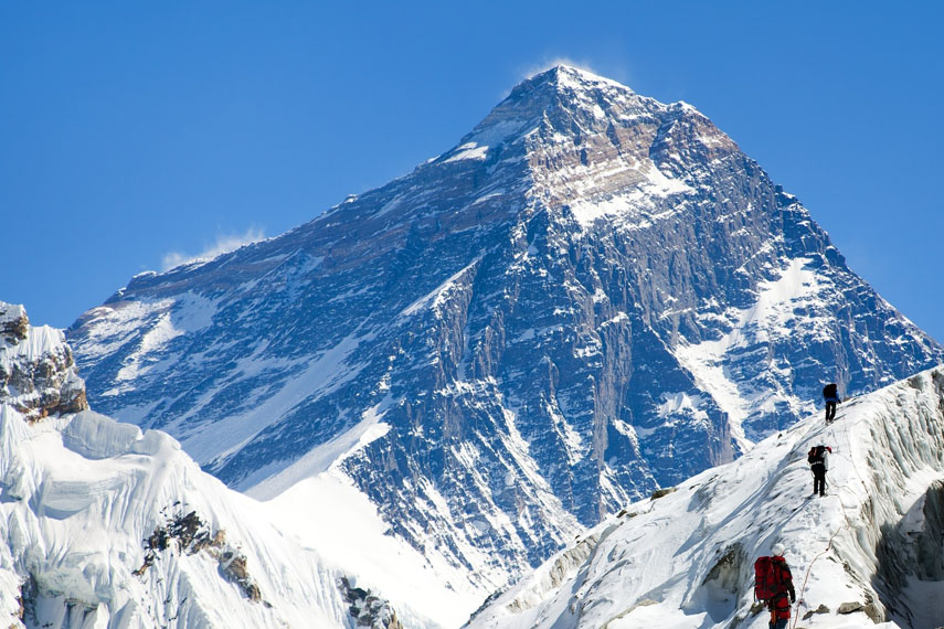 Vetta innevata di montagna con paesaggio alpino e cielo limpido