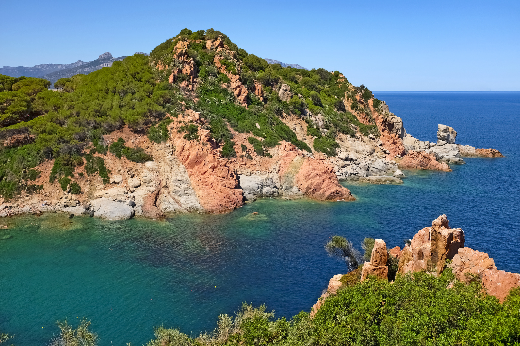 Le celebri Rocce Rosse di Arbatax che si tuffano nel mare della Sardegna
