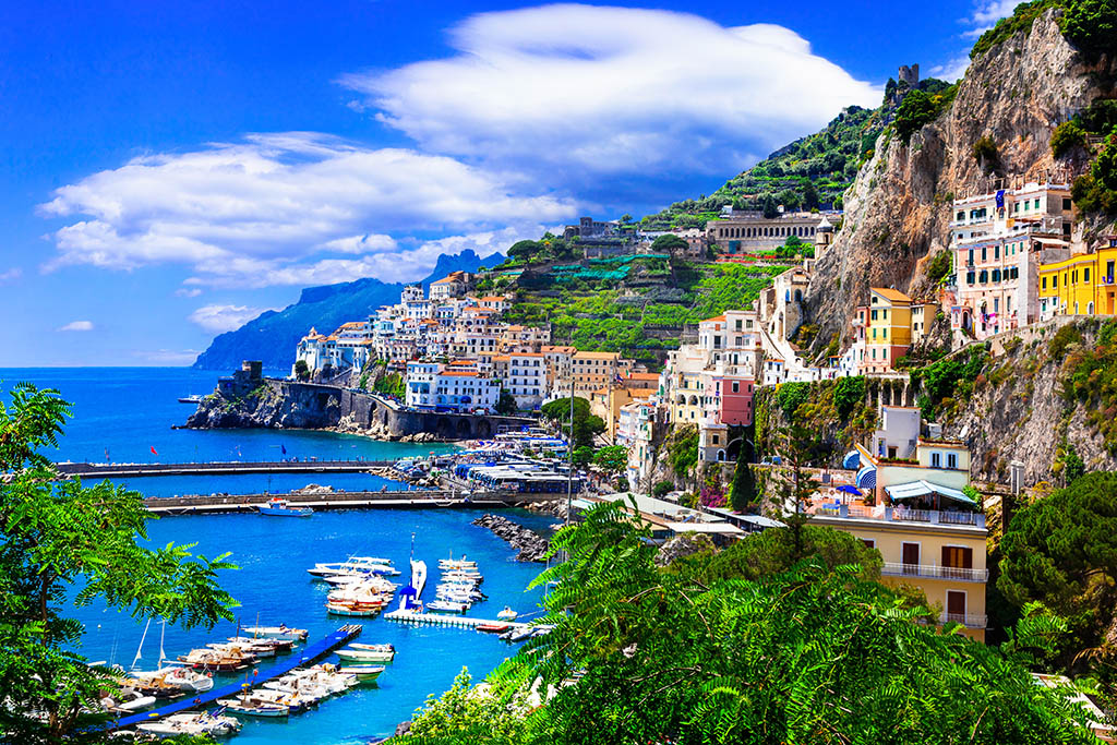 Le case colorate di Positano arroccate sulla costa della Costiera Amalfitana