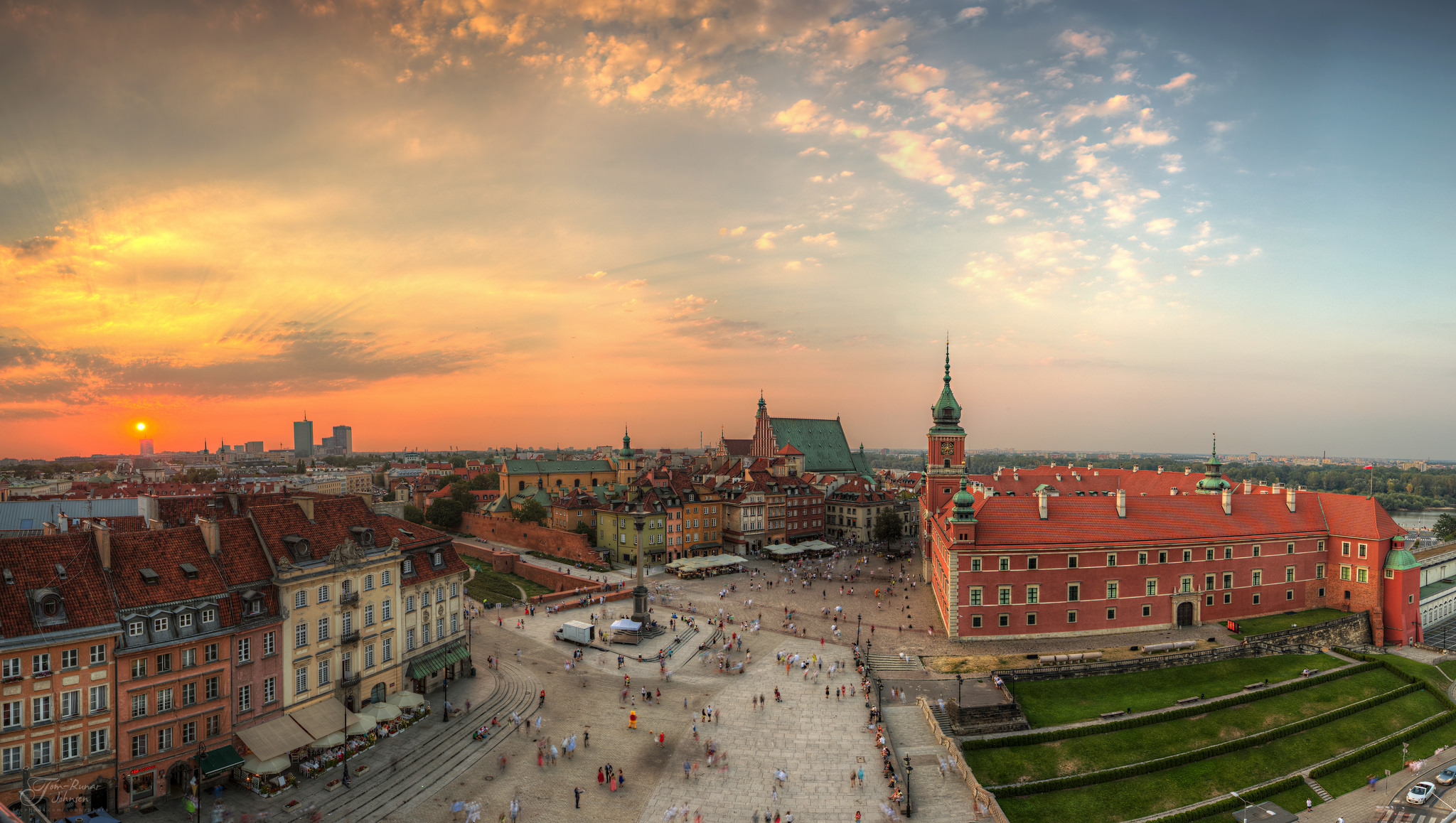 Lo skyline di Varsavia con i palazzi moderni e la città vecchia
