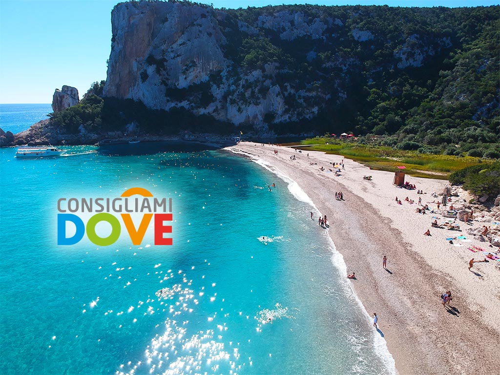 Paesaggio naturale dell'Islanda con ghiacciai, sorgenti calde e campi di lava
