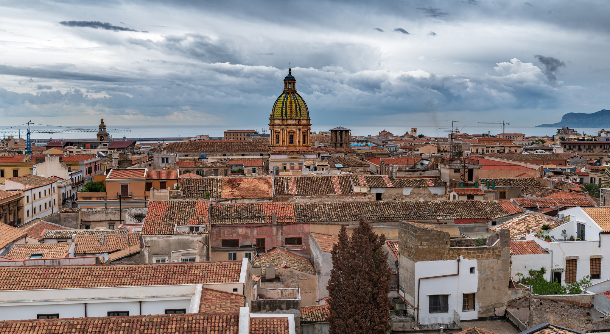 La Cattedrale di Palermo con le sue cupole e l'architettura arabo-normanna