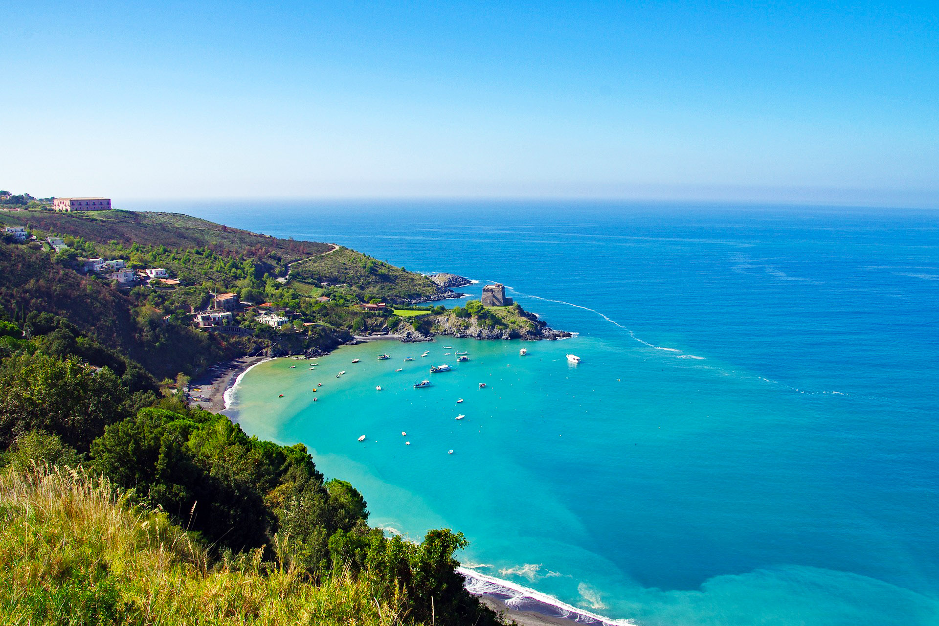La costa di Tropea in Calabria con la spiaggia e il santuario sulla rupe