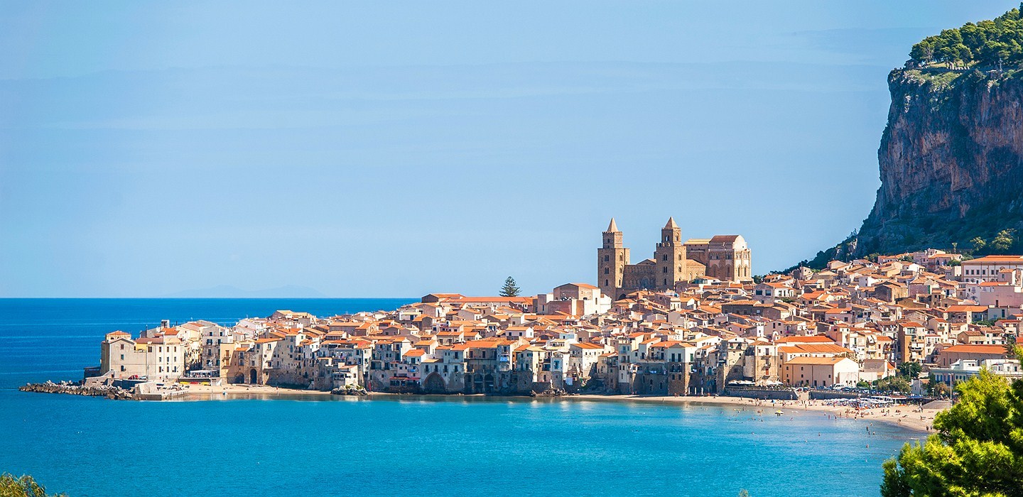 Il Duomo normanno di Cefalù e la Rocca affacciati sul mare in Sicilia