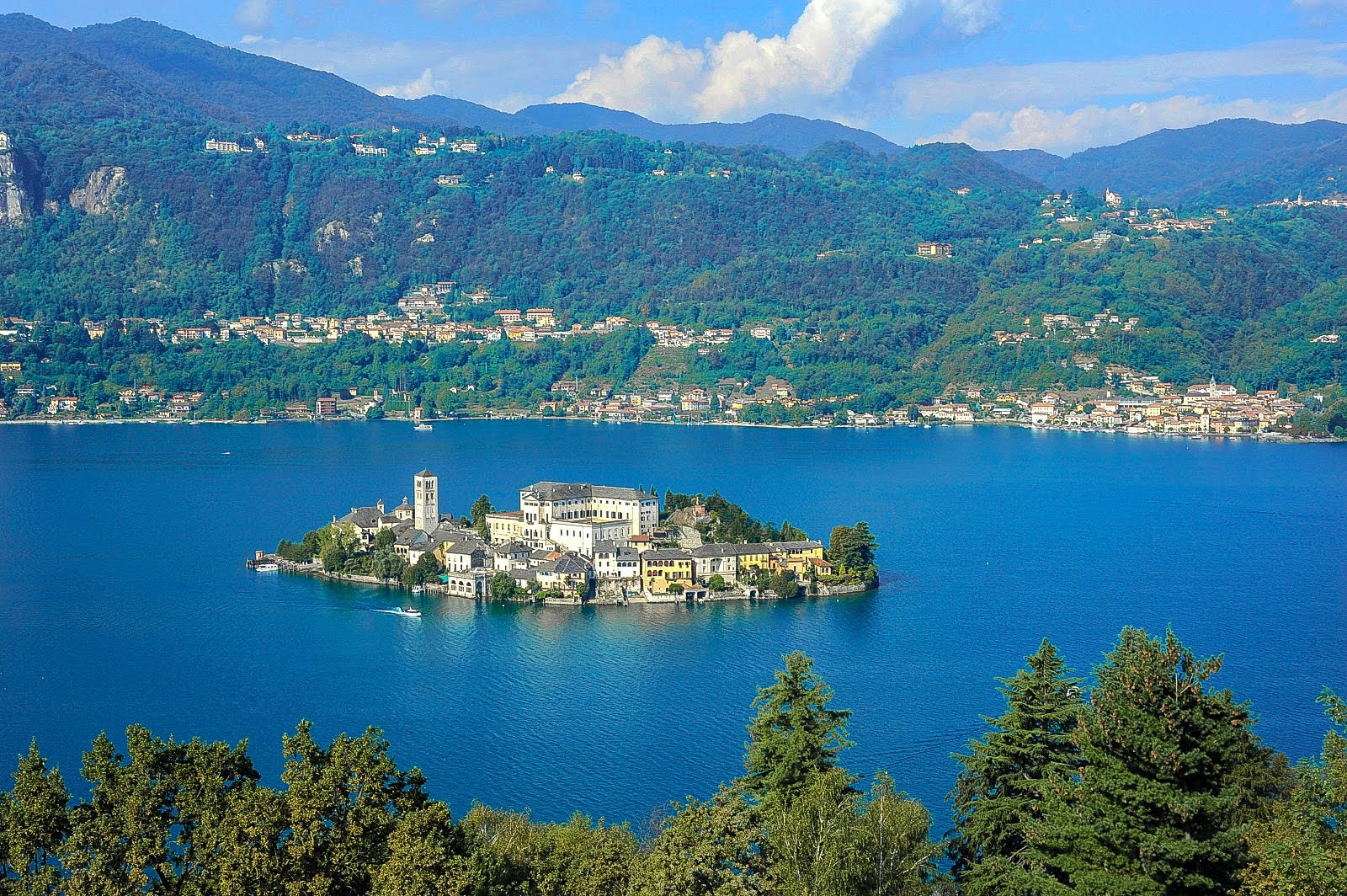L'Isola di San Giulio col monastero in mezzo al Lago d'Orta in Piemonte