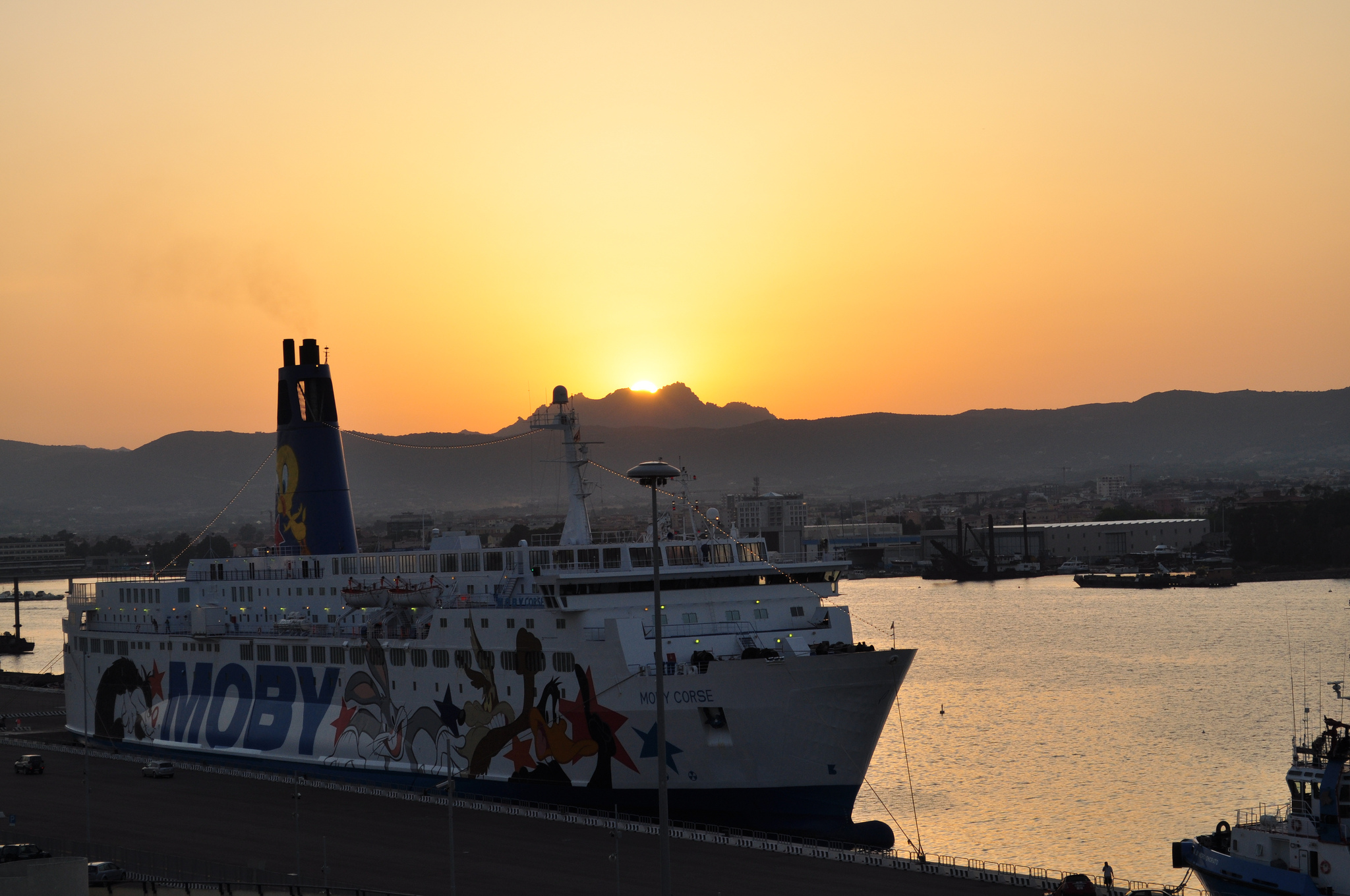 Un traghetto in navigazione verso un porto della Sardegna sul mare turchese