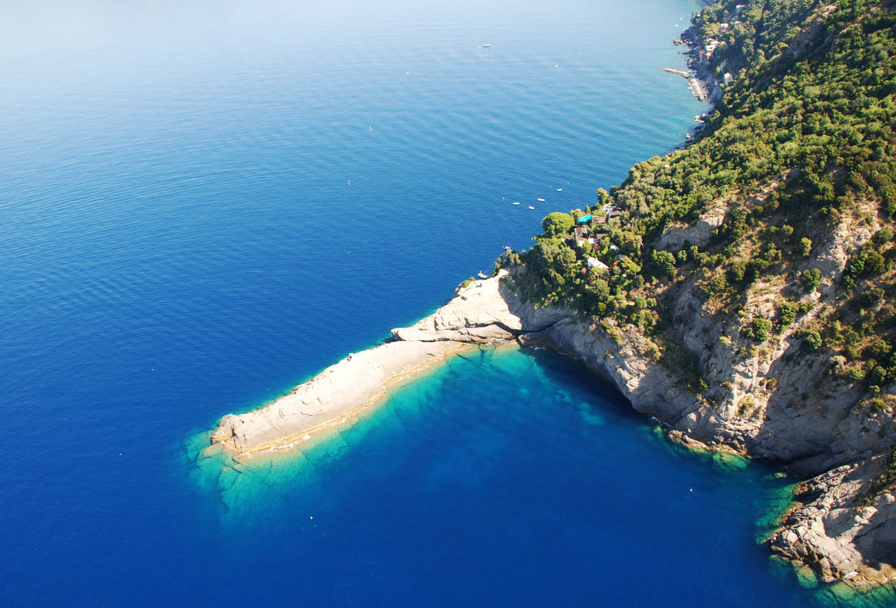 La punta rocciosa di Punta Chiappa sul mare ligure vicino a Camogli