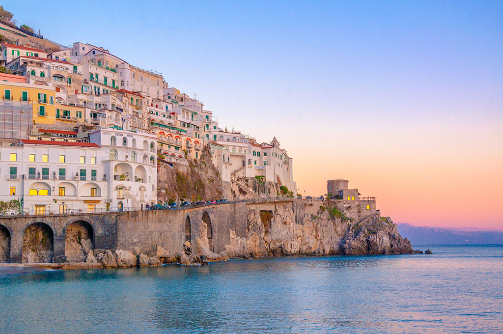 Il borgo di Amalfi con il Duomo affacciato sul mare della Costiera Amalfitana