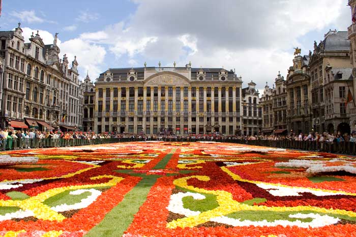 La Grand Place di Bruxelles con i palazzi delle Corporazioni illuminati