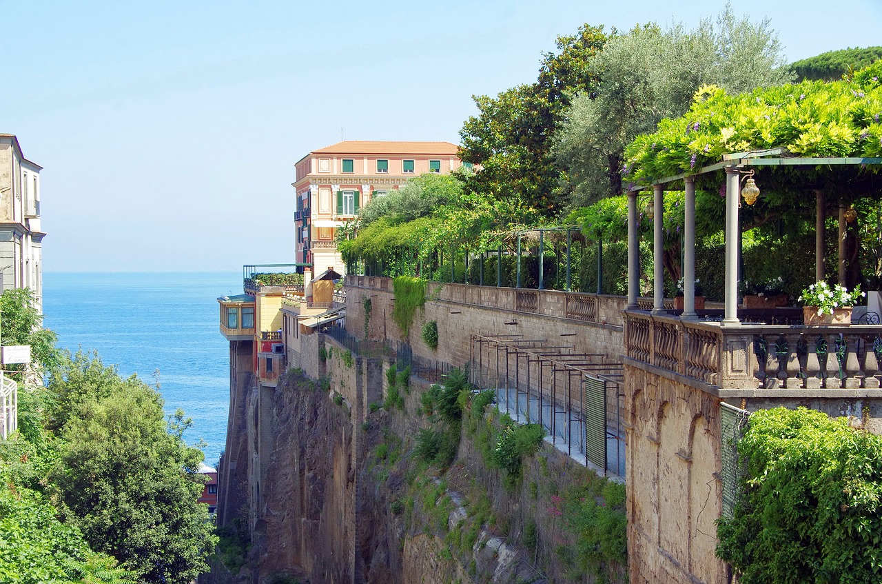 Vista panoramica di Sorrento e Marina Grande affacciata sul Golfo di Napoli