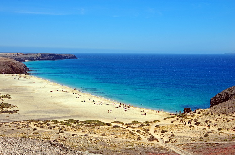 Spiaggia di sabbia dorata e mare turchese a Fuerteventura, isole Canarie