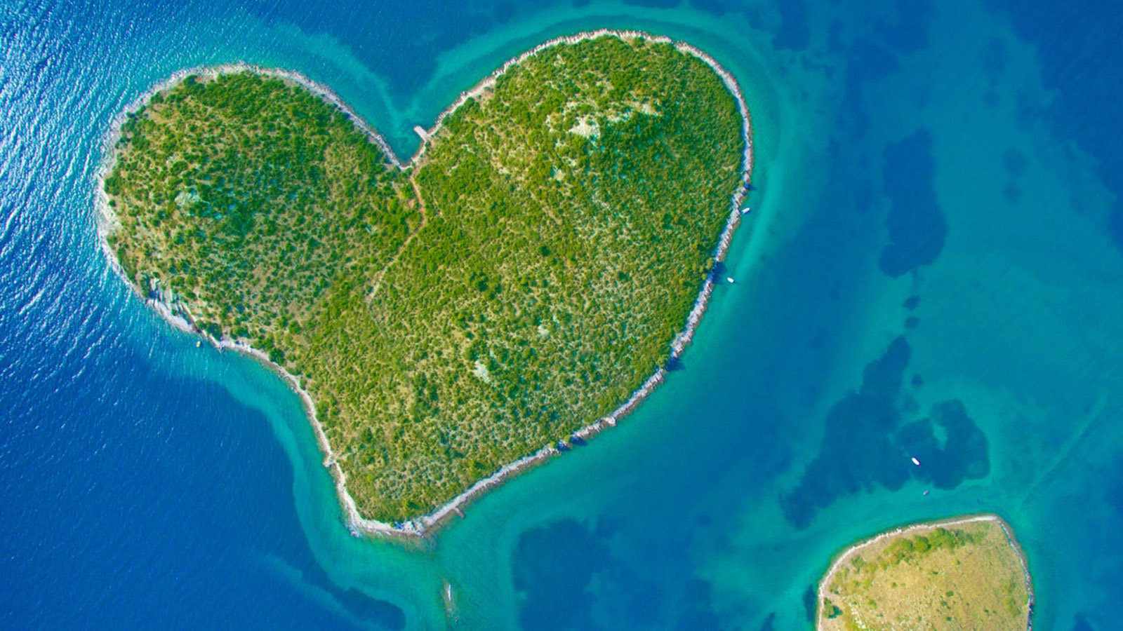 Mare cristallino e costa rocciosa di una delle isole italiane più belle