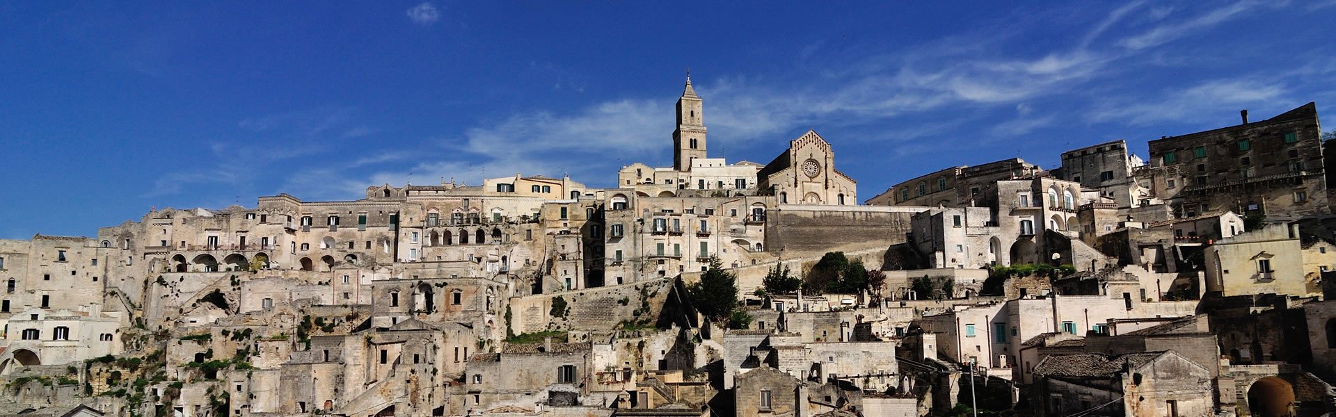 Veduta panoramica dei Sassi di Matera con le case in pietra scavate nella roccia al tramonto