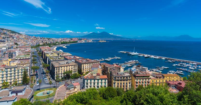 Veduta del golfo di Napoli con la città e il Vesuvio sullo sfondo