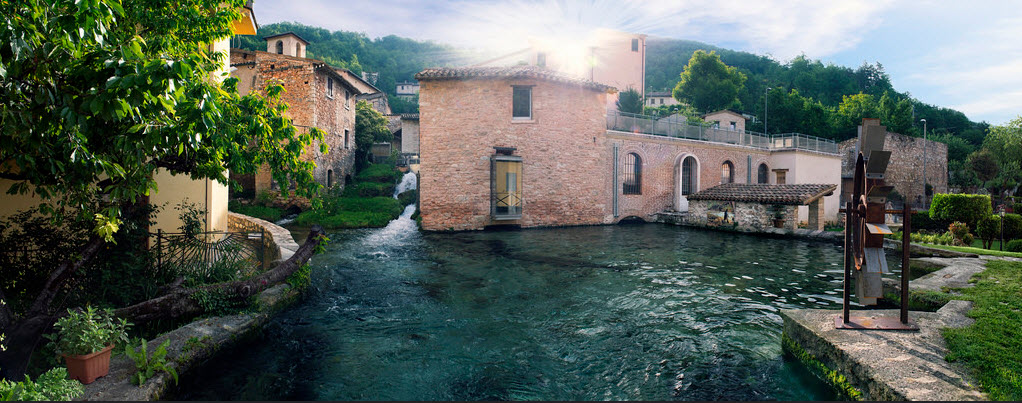 I ruscelli che scorrono tra le case in pietra del borgo di Rasiglia in Umbria