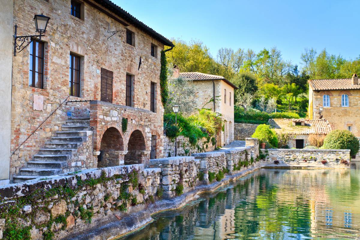 La Piazza delle Sorgenti di Bagno Vignoni con la vasca termale cinquecentesca