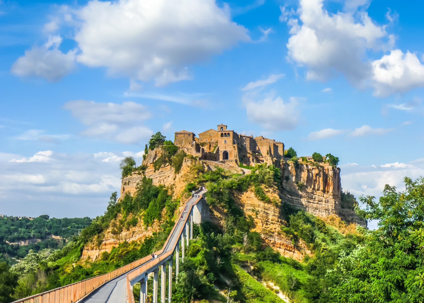 Il borgo di Civita di Bagnoregio arroccato sullo sperone di tufo collegato dalla passerella