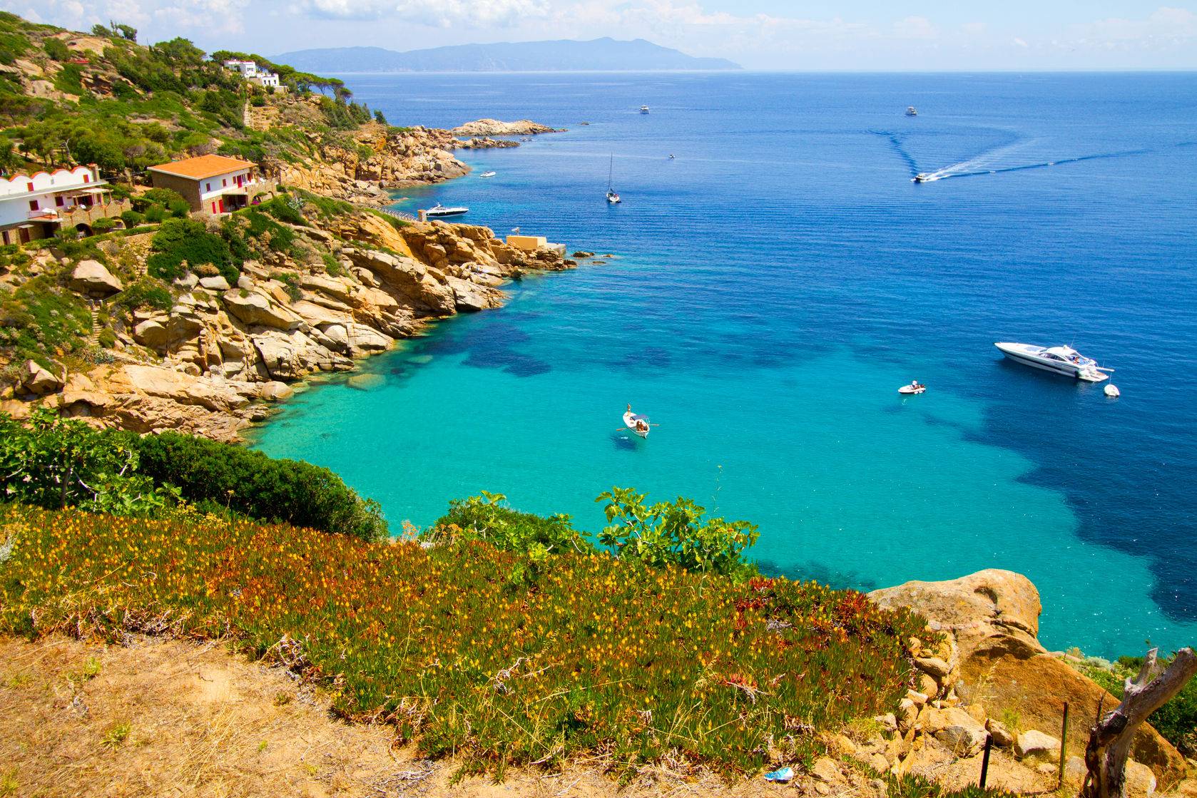 Veduta del porto e delle case colorate dell'Isola del Giglio in Toscana