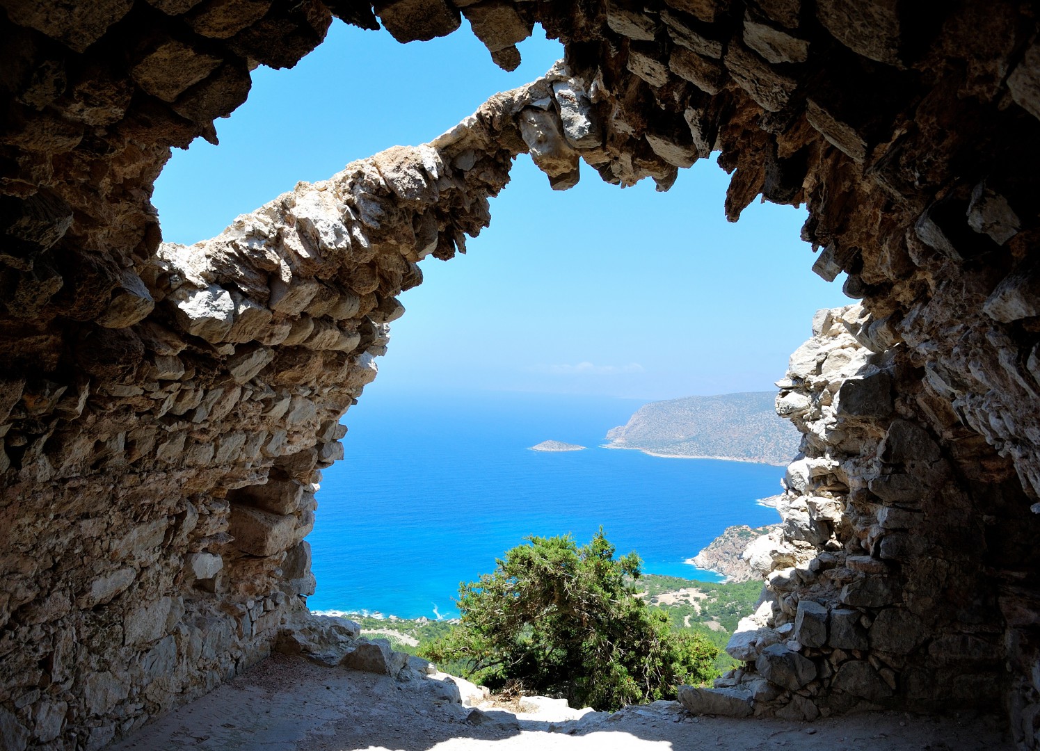 Il mare turchese e la spiaggia della baia di Anthony Quinn a Rodi, Grecia