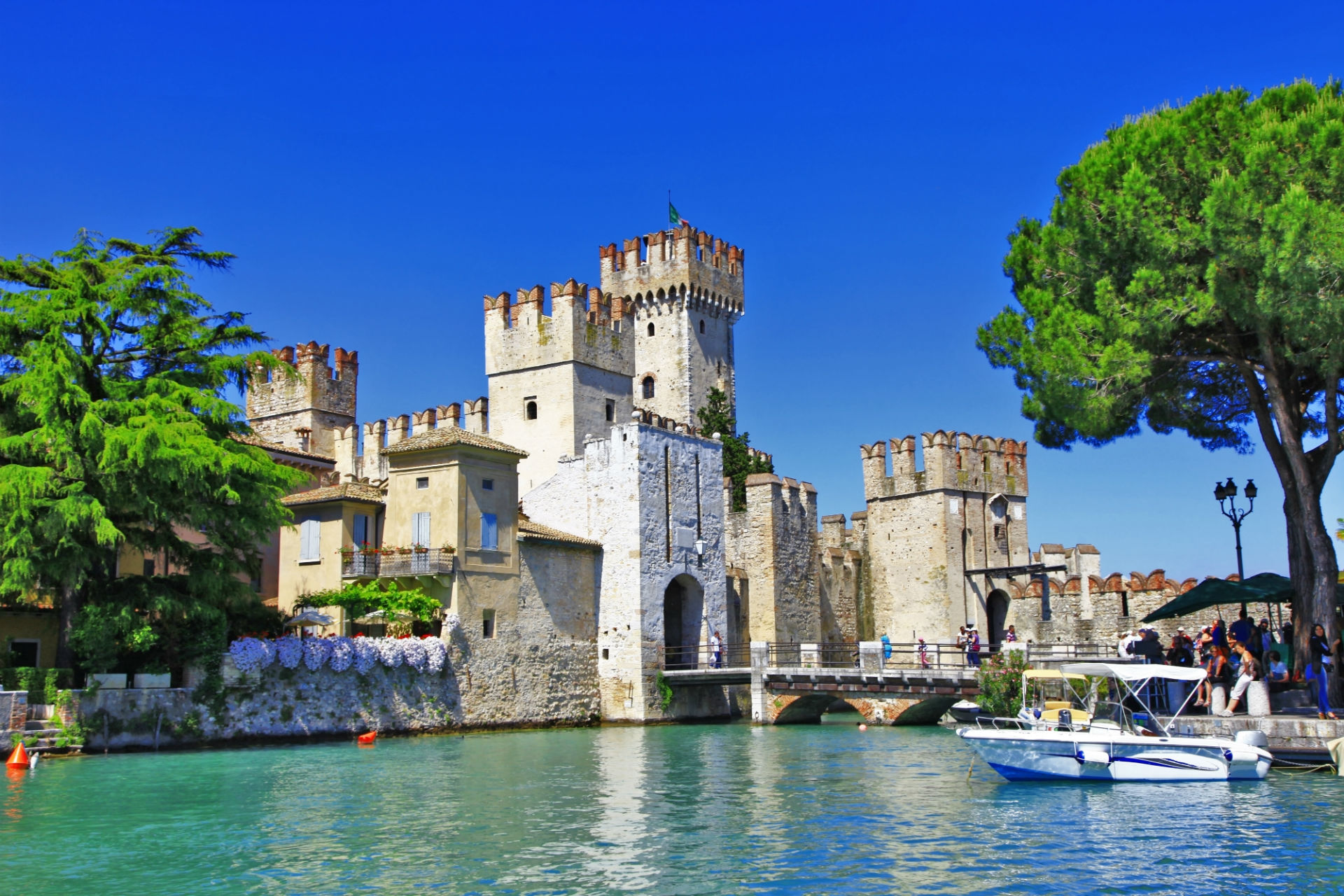 Il Castello Scaligero di Sirmione affacciato sulle acque del Lago di Garda
