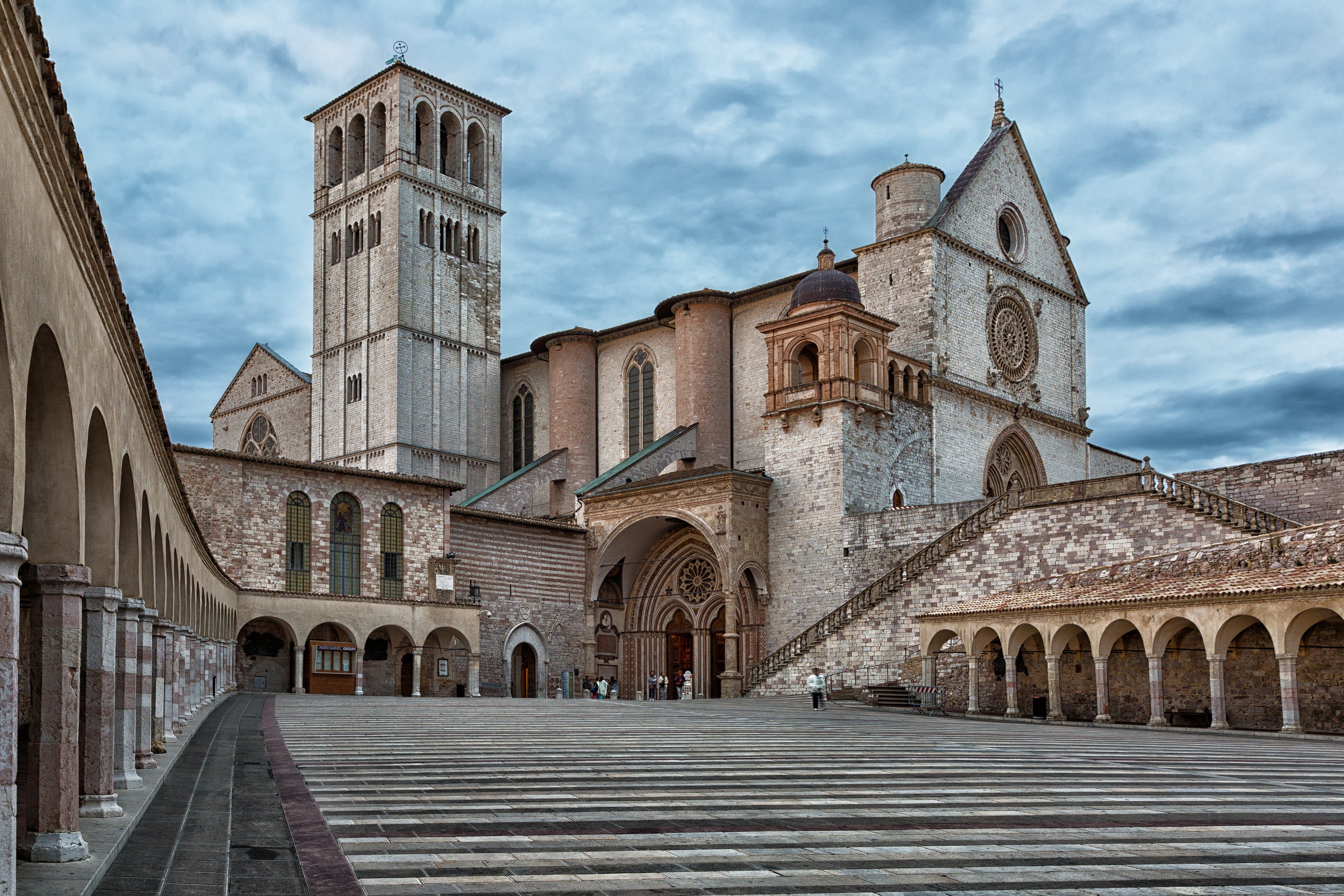 Il borgo di Assisi sulle colline verdi dell'Umbria