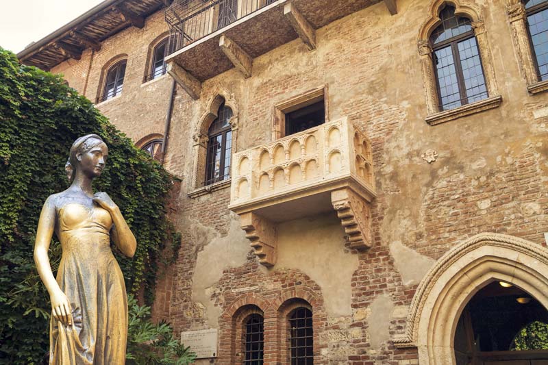 Veduta dell'Arena di Verona e di Piazza Bra nel centro storico della citta