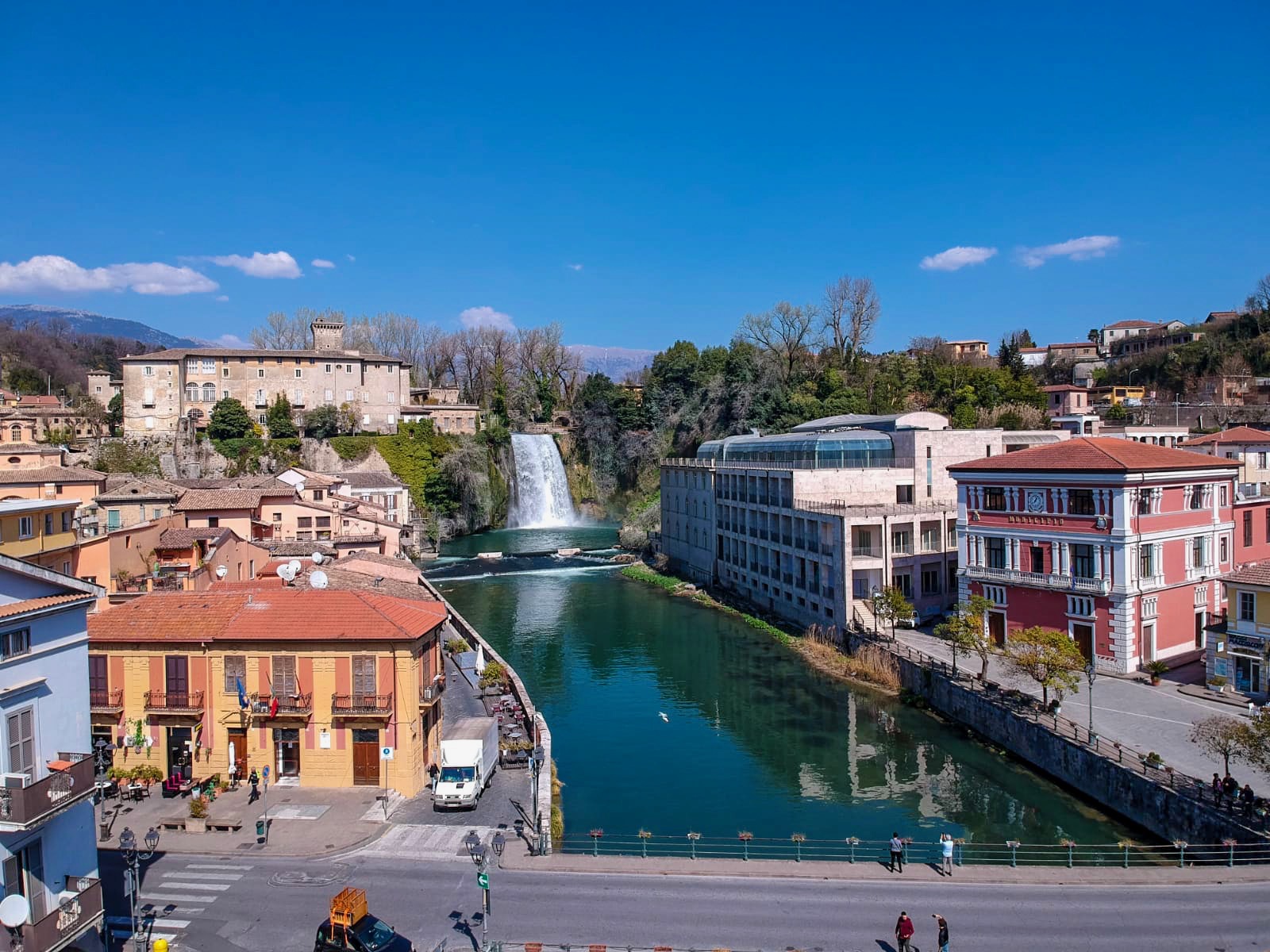 La Cascata Grande di Isola del Liri ai piedi del castello medievale