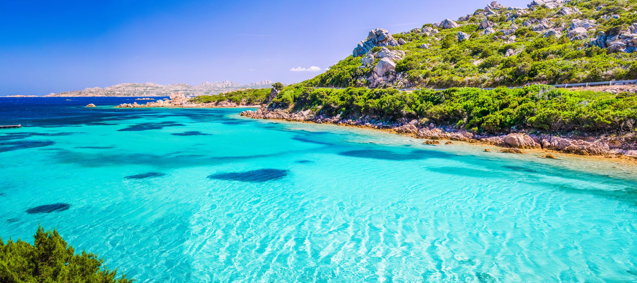Una cala con acque turchesi e rocce granitiche della Costa Smeralda in Sardegna