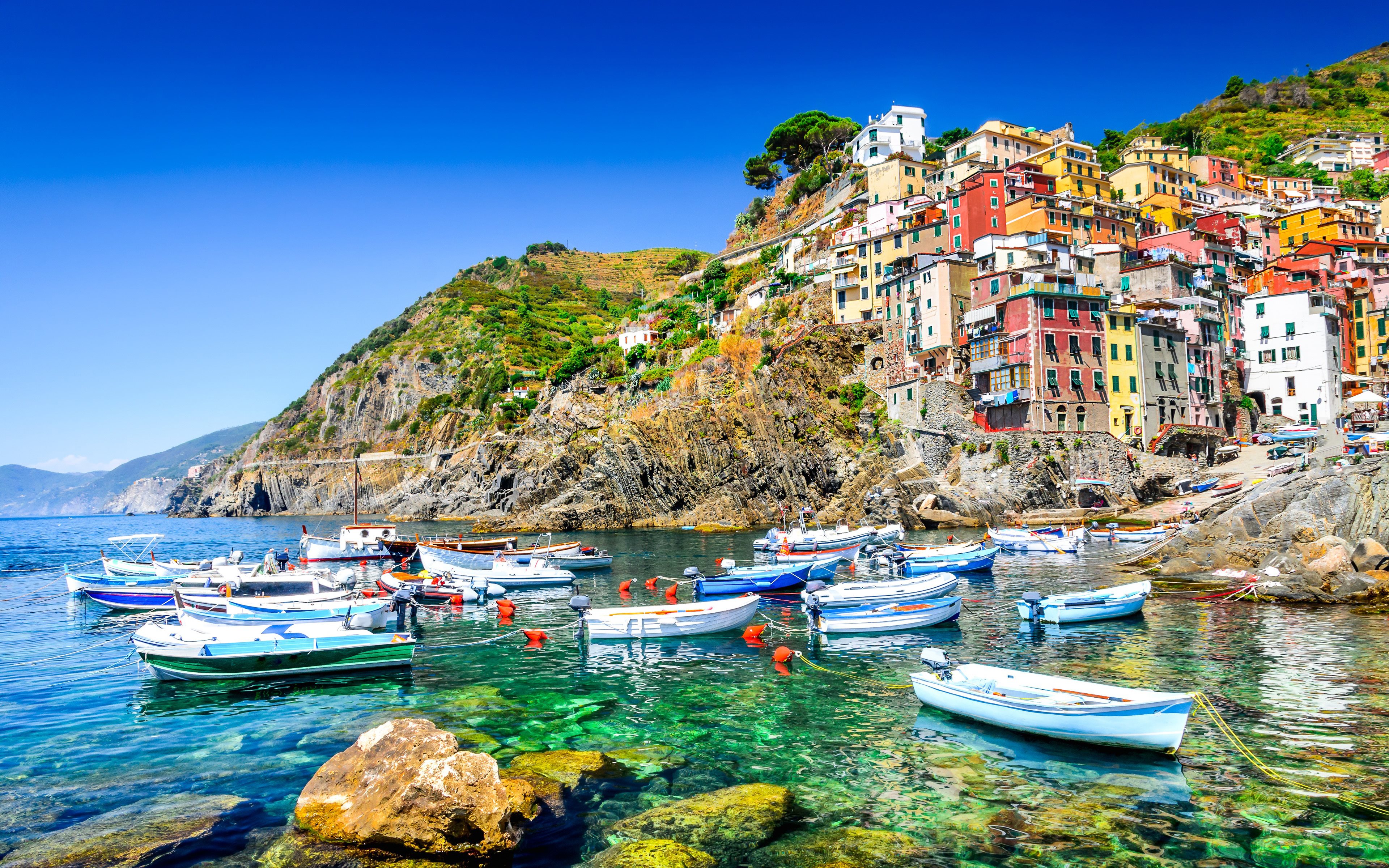 Borgo colorato delle Cinque Terre affacciato sul mare della Liguria