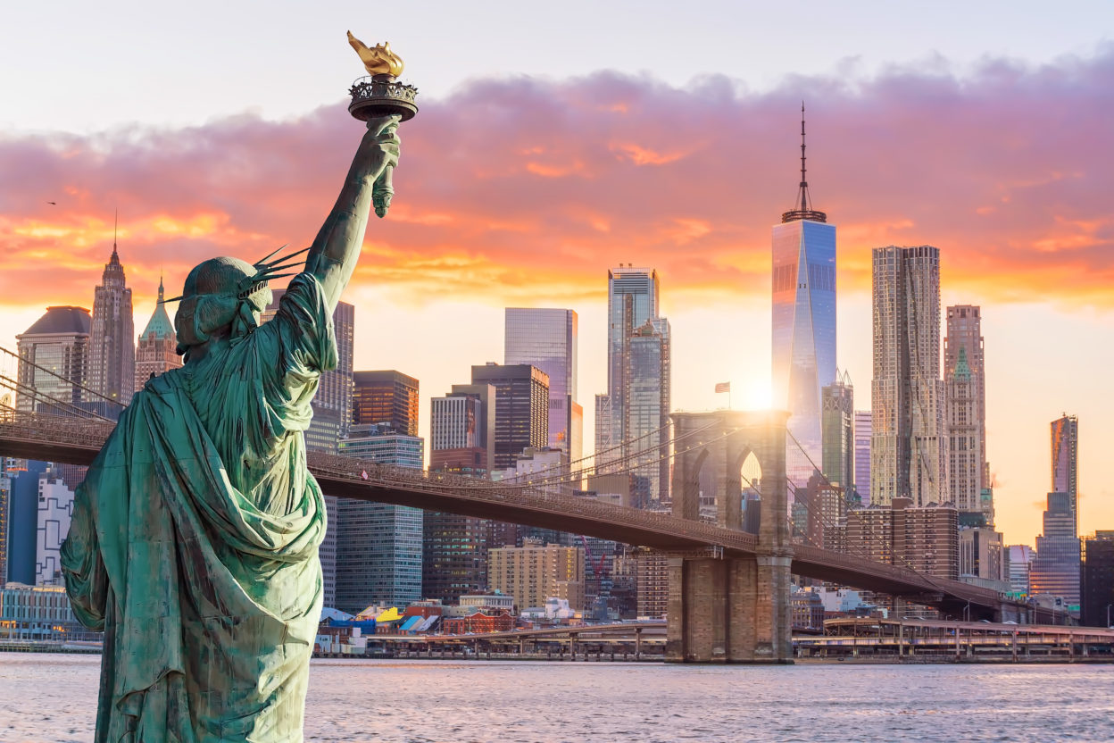 Skyline di grattacieli di Manhattan a New York con l'Empire State Building