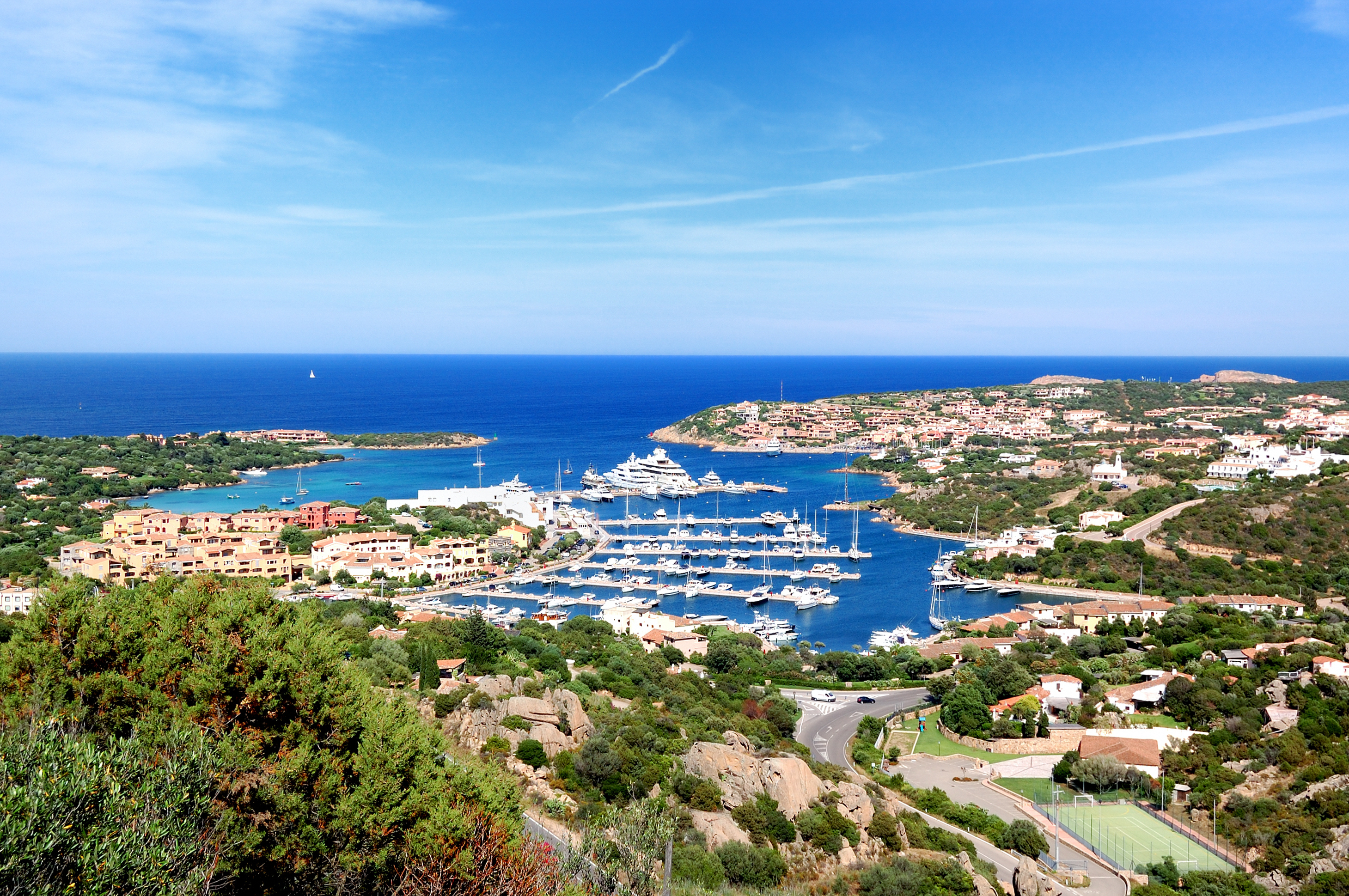 Il porto turistico di Porto Cervo con gli yacht ormeggiati lungo la Costa Smeralda in Sardegna