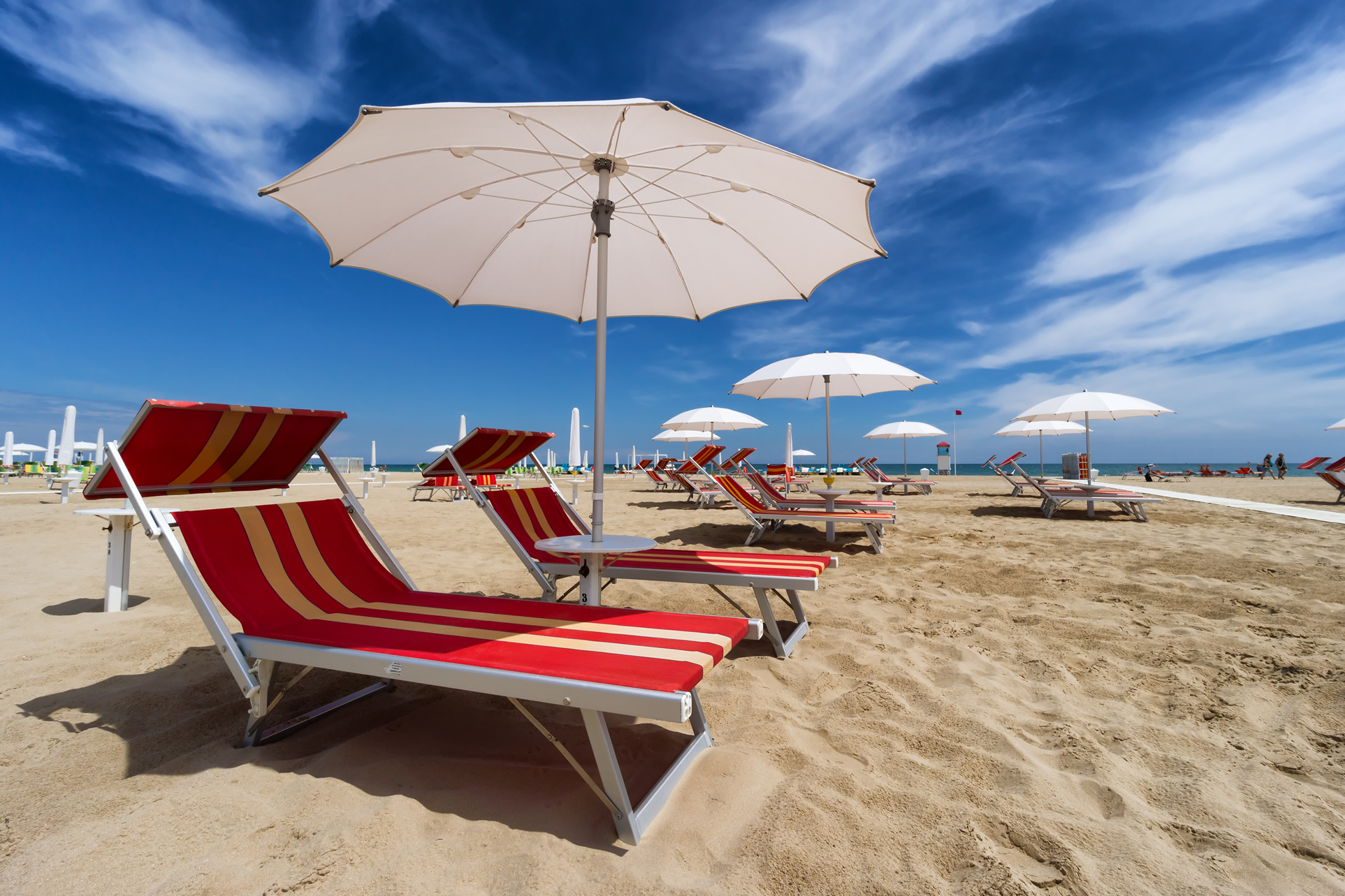 La spiaggia attrezzata di Riccione con ombrelloni e lungomare affollato