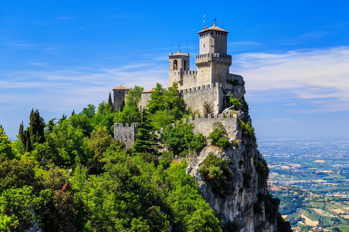Le tre torri di San Marino sul Monte Titano viste dall'alto