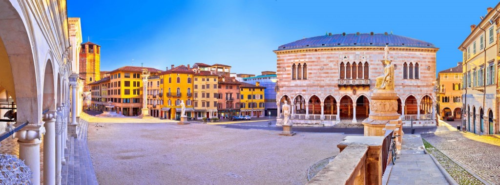 Veduta del centro storico e dei tetti di una città del Friuli Venezia Giulia