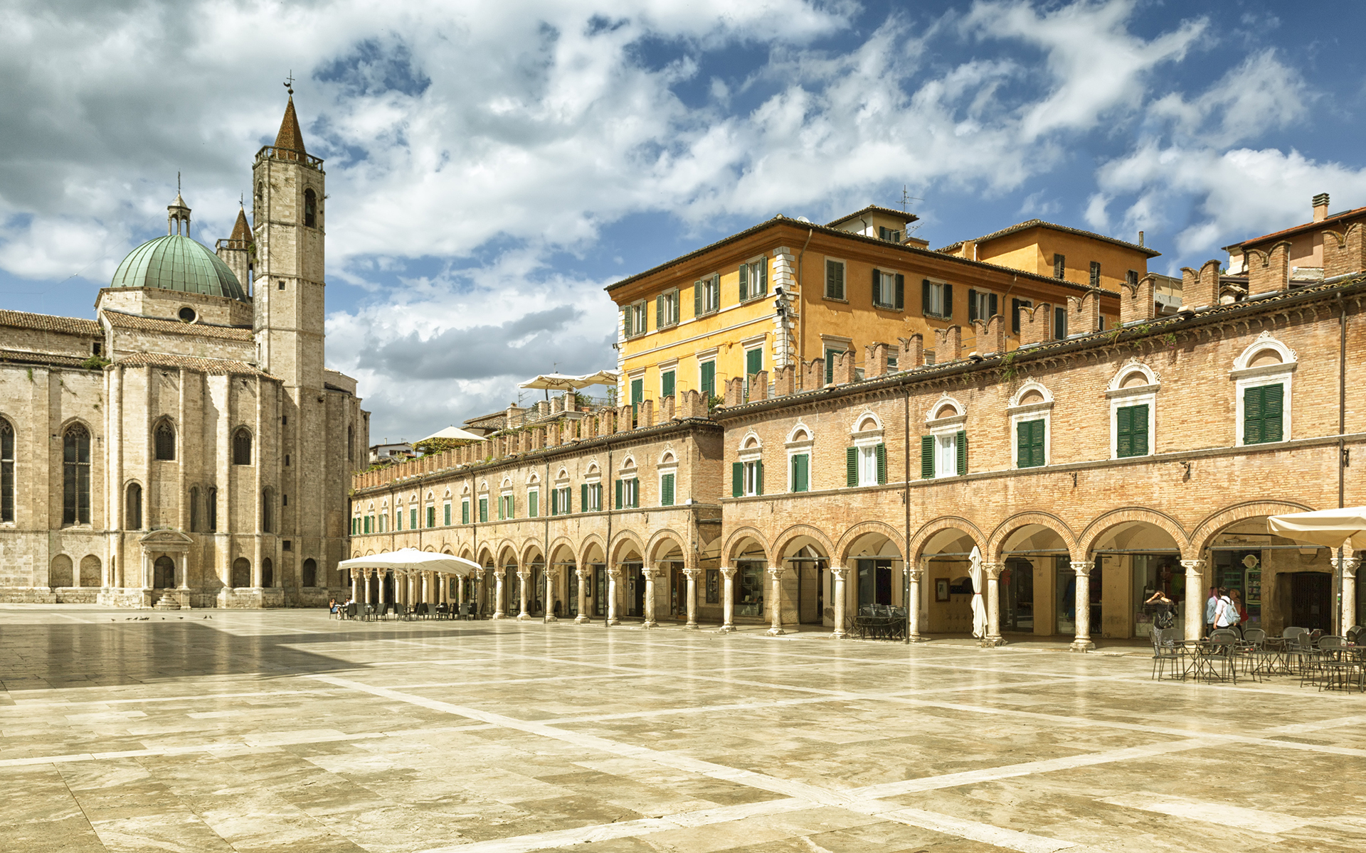 Il Palazzo Ducale di Urbino tra le colline delle Marche