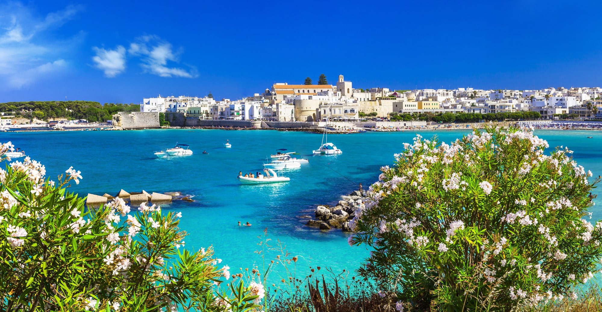 Il Castello Aragonese di Otranto affacciato sul mare del Salento
