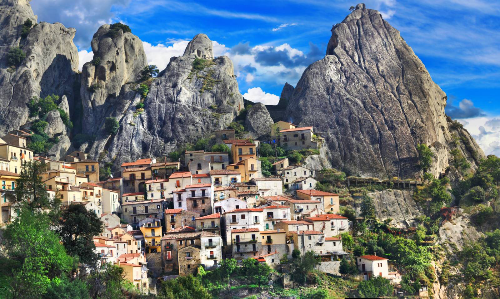 Veduta panoramica del centro storico di Potenza arroccato sulla collina in Basilicata