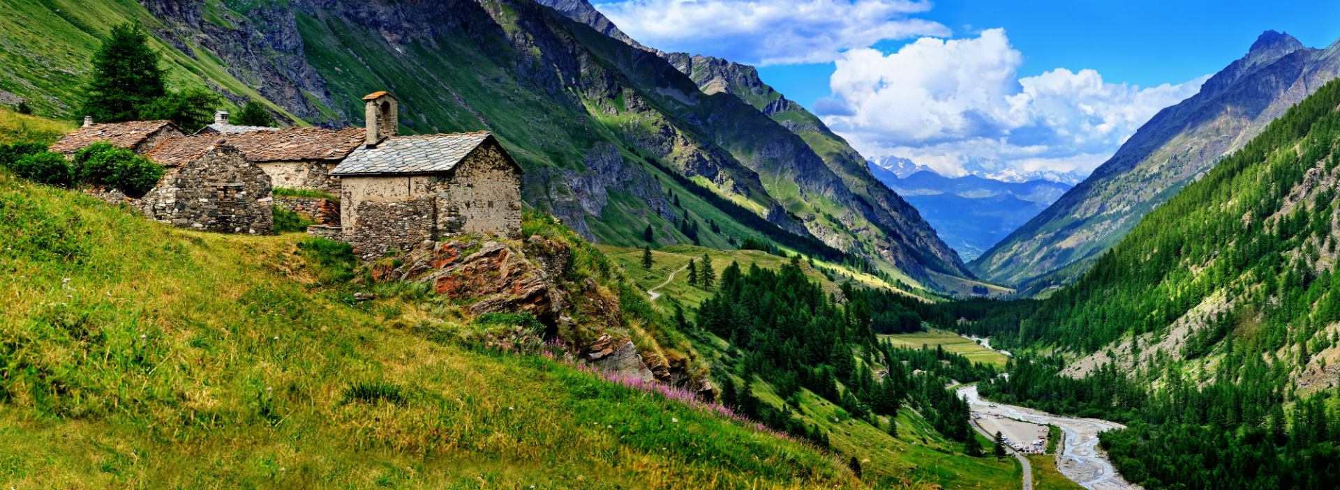 Vetta del Cervino in Valle d'Aosta con valle alpina e cielo terso