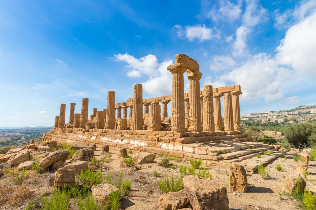 I templi dorici della Valle dei Templi di Agrigento al tramonto in Sicilia