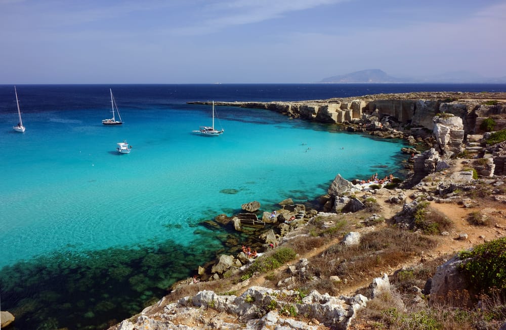 Le acque cristalline e la costa rocciosa dell'isola di Favignana